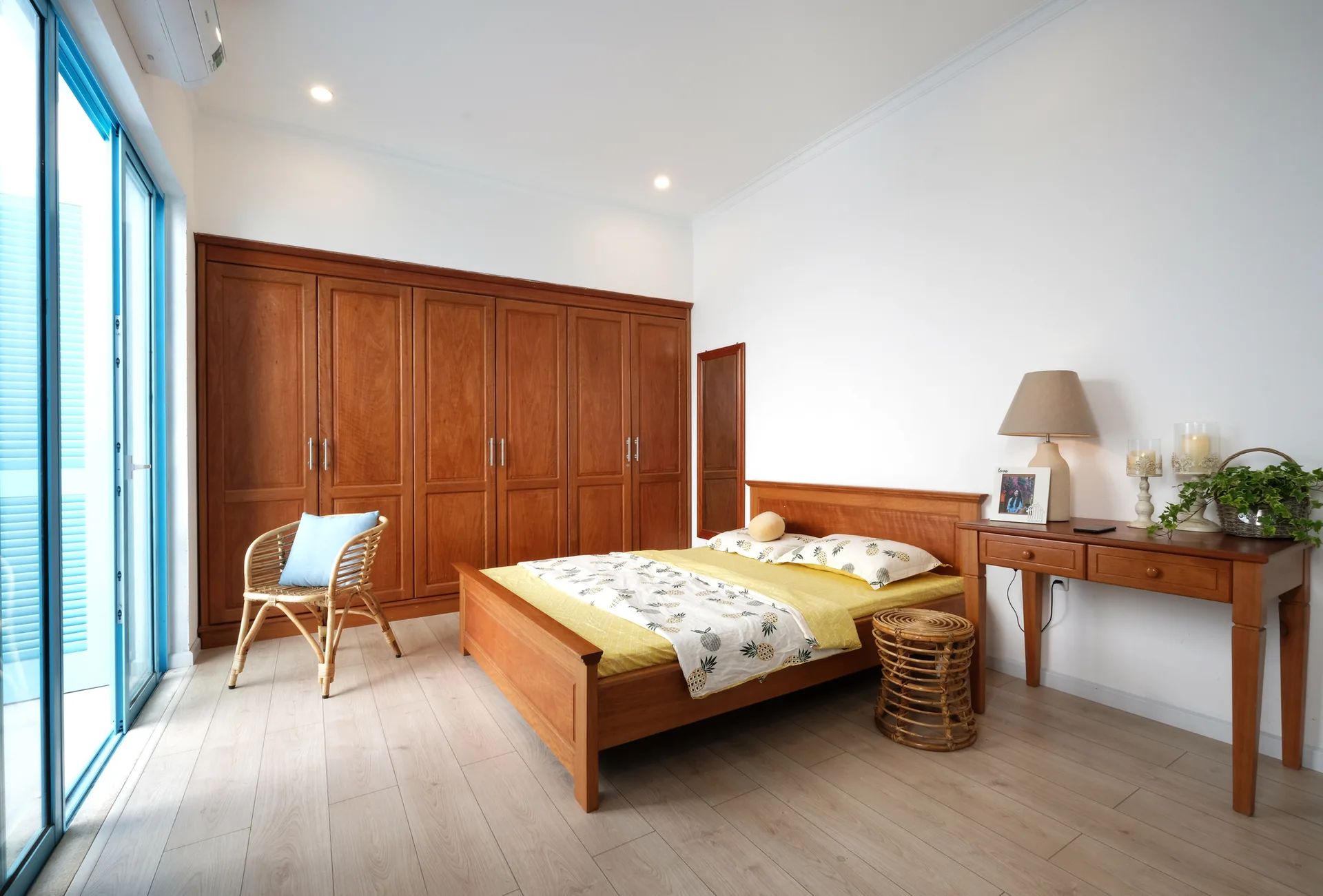 Ngôi Nhà Nhỏ, Người Xây Tổ Ấm, Table, Bed, Bedroom
