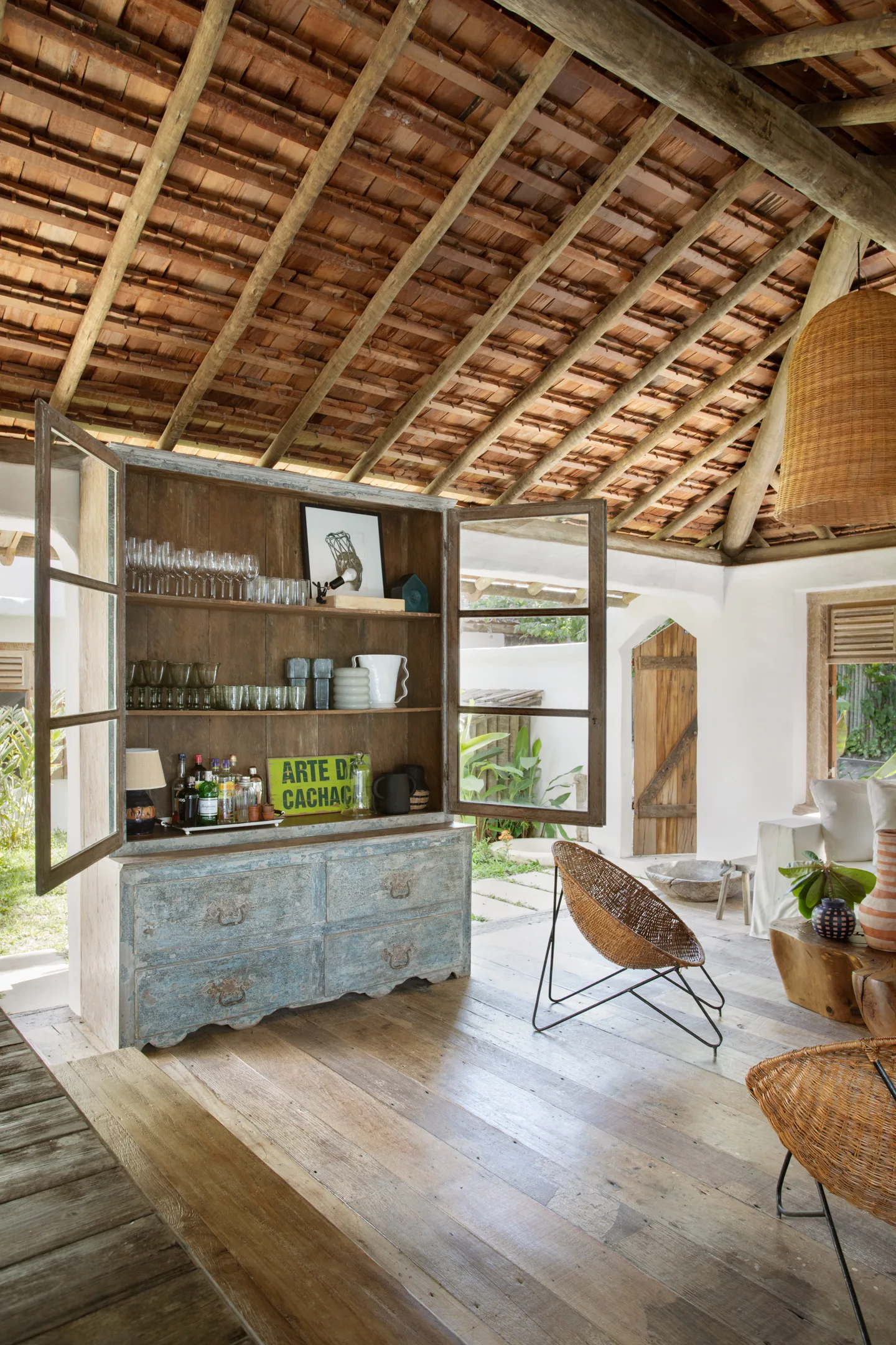 Trancoso House, Estúdio OR+K + TODOS Arquitetura, Interior, Kitchen, Chair, Beam