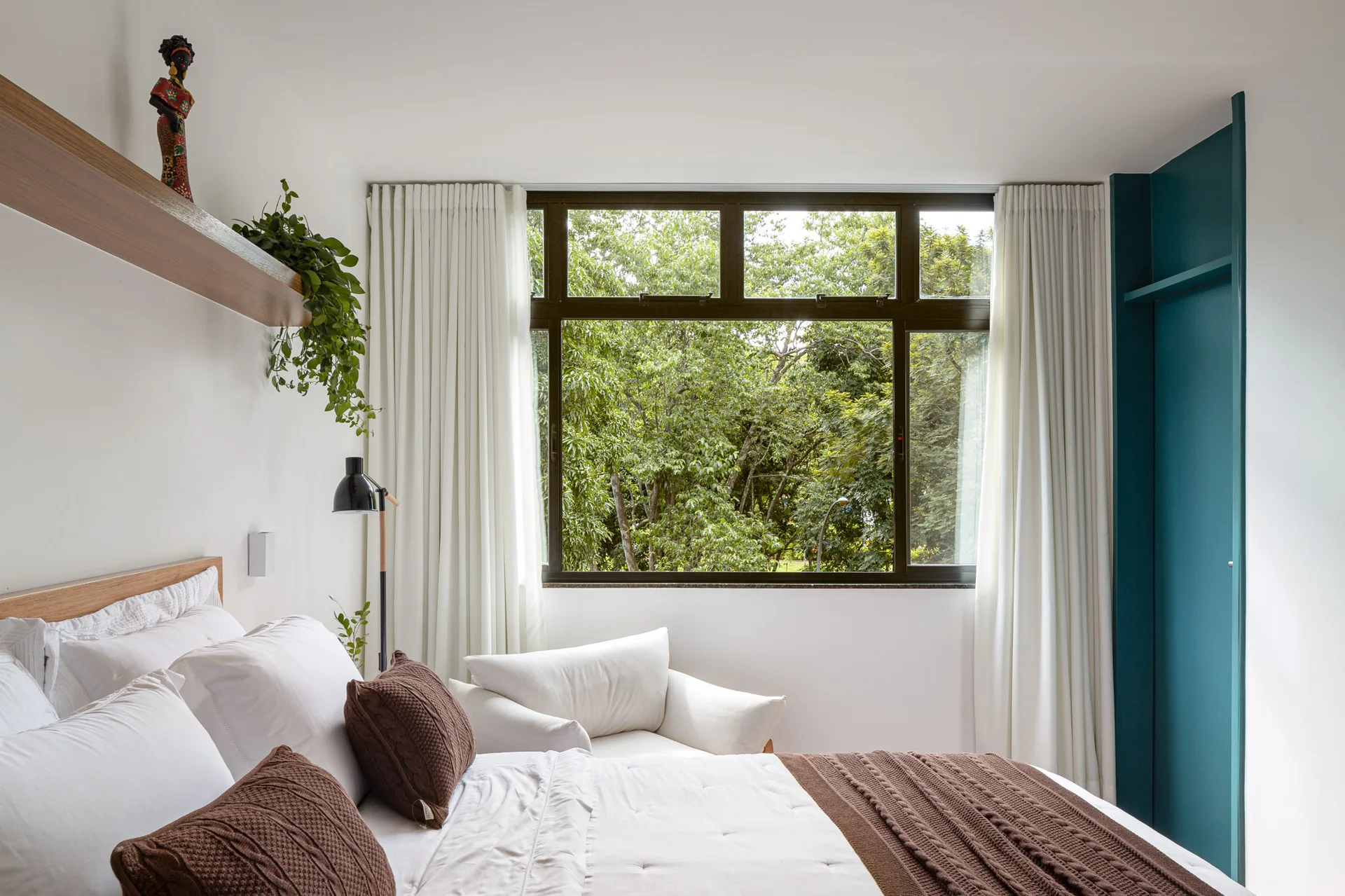 Apartment 112 Sul, CODA Arquitetura, Interior, Bedroom, Windows, Wood, Bed