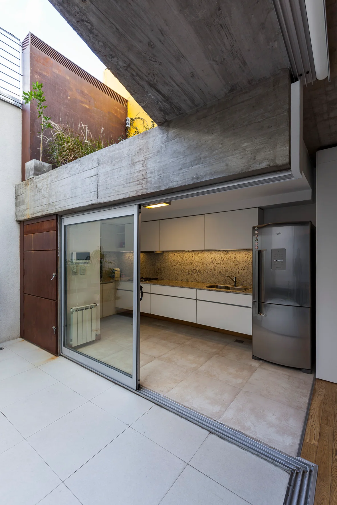House Between Buildings, Guidi + Hernández Arquitectos, Interior, Kitchen, Door, Countertop, Facade
