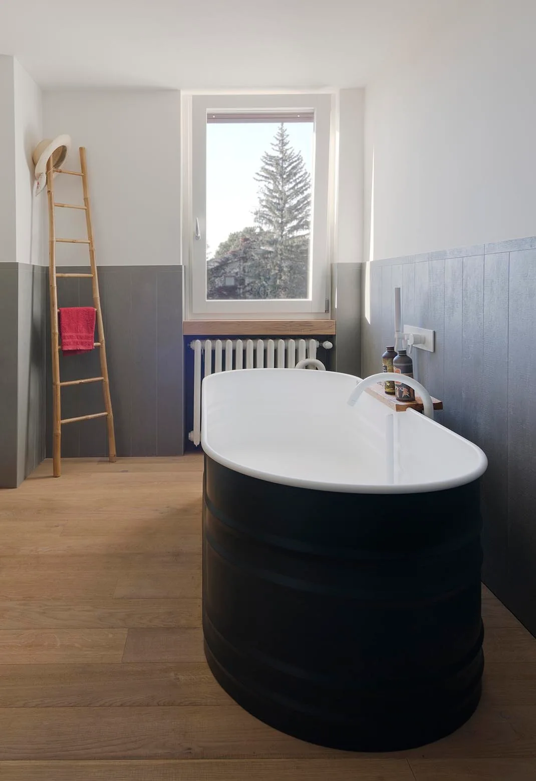 Wood and Iron Apartment, LCA Architetti, luca compri architetti, Interior, Bathroom, Bathtub, Windows