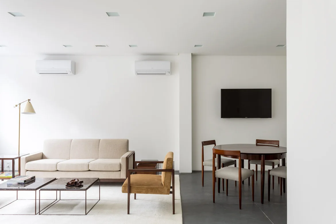 Leblon Building, Felipe Hess Arquitetos, Table, Chair