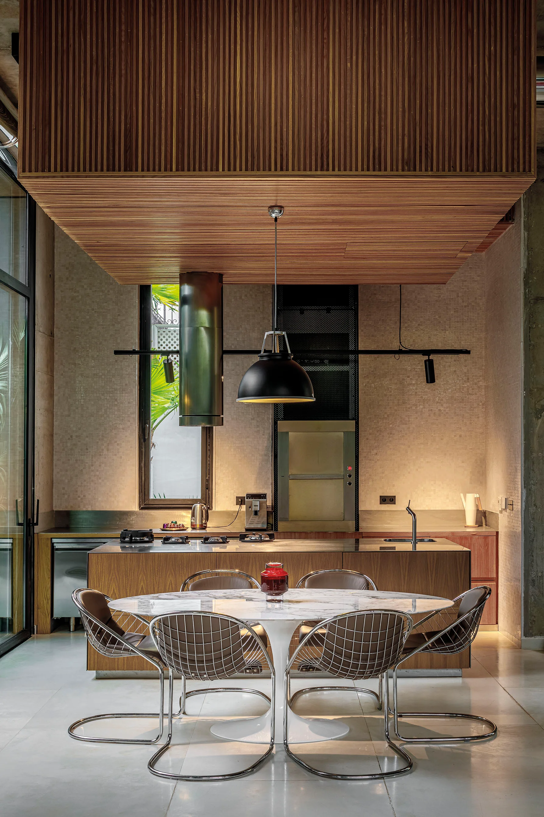 Villa Jakaranda_04, Sophia Sebti Architecte + 212, Conception, Interior, Kitchen, Table, Chair, Lighting, Countertop, Beam, Brick