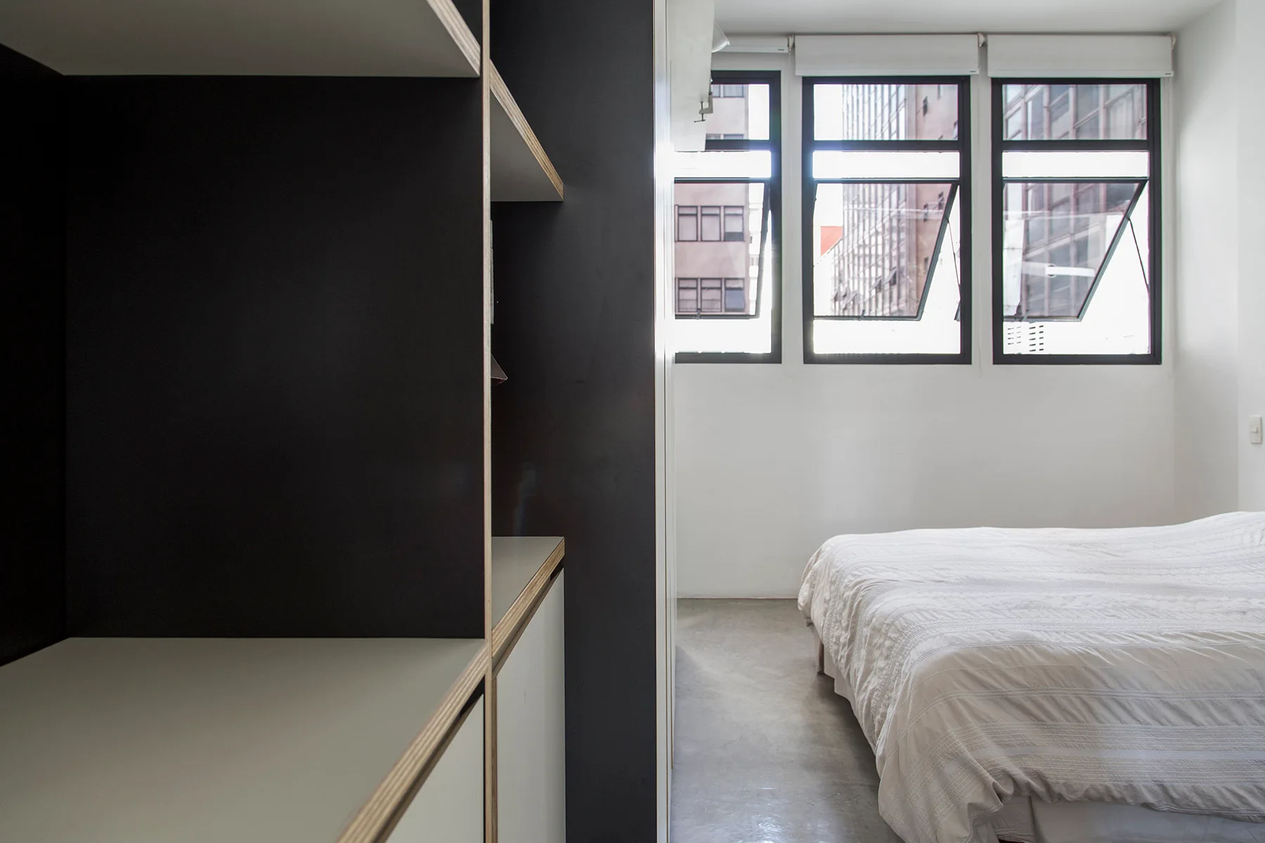 Apartment at Paulicéia Building, JPG.ARQ + Giovanni Meirelles, Windows, Bed, Bedroom