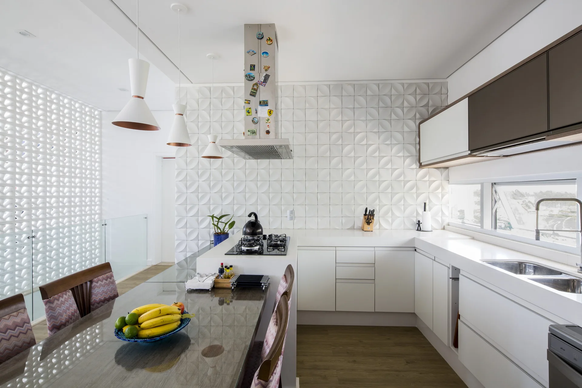 Caxambu House, Aresto Arquitetura, Interior, Kitchen, Countertop, Sink, Table