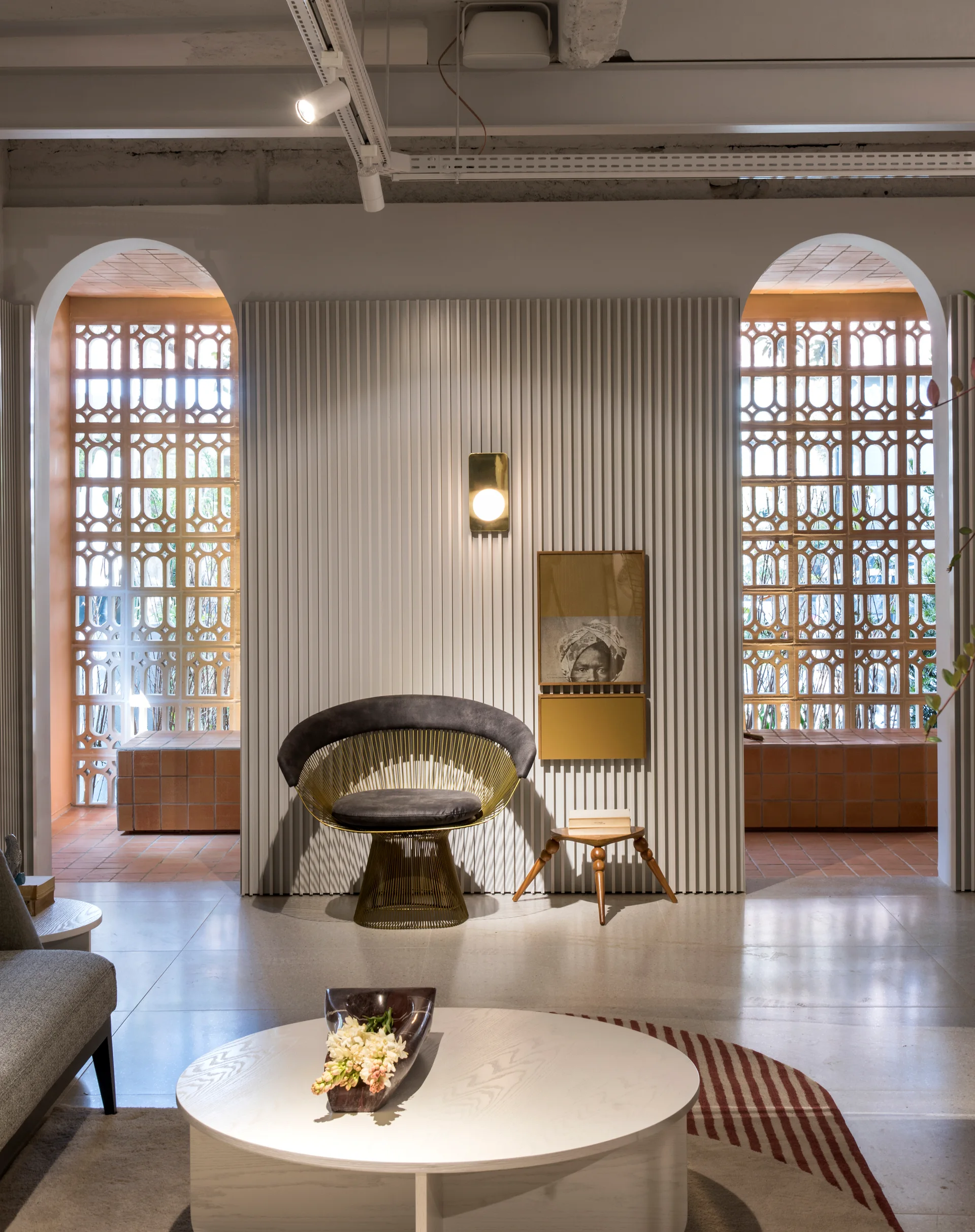 House of Arches, Léo Shehtman Arquitetura e Design, Interior, Table, Sofa, Wood, Lighting, Windows