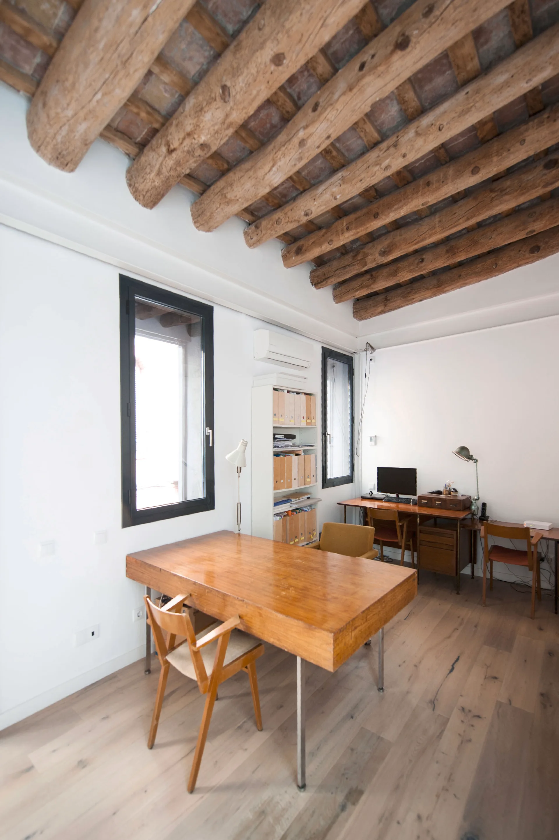 Single House Building, COMA Arquitectura + Marc Mazeres, Windows, Table, Wood, Beam