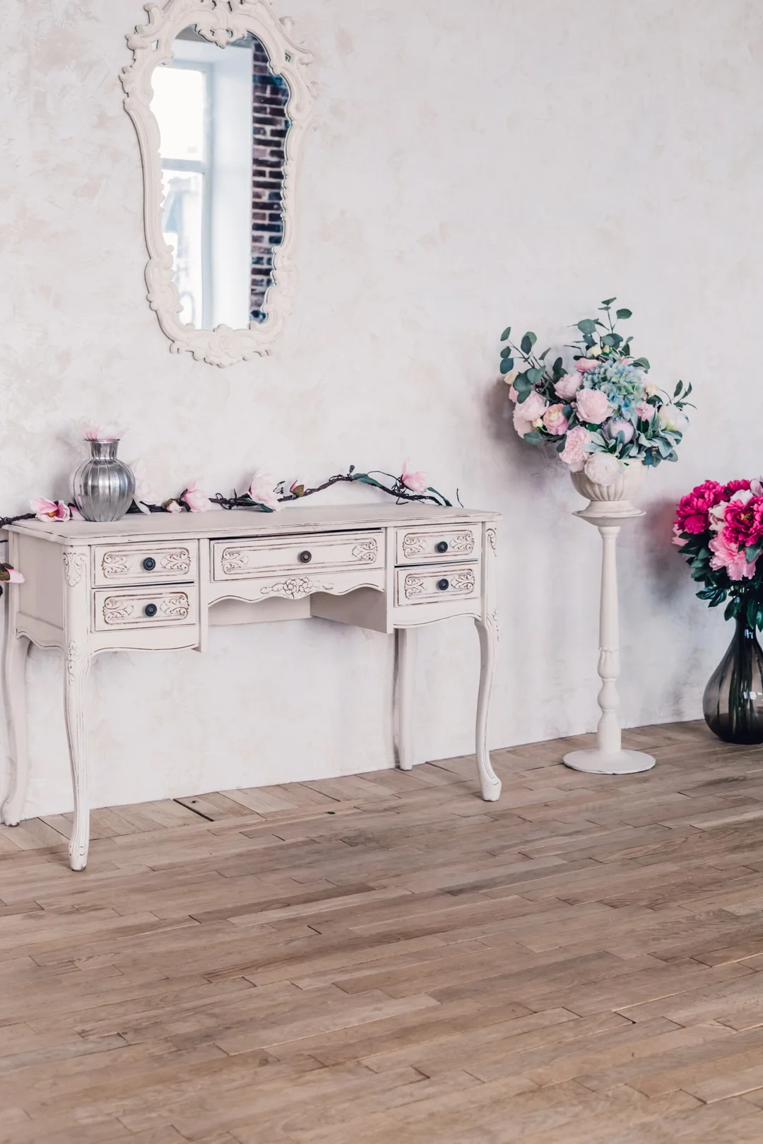 Vintage wedding decor interior with flowers
