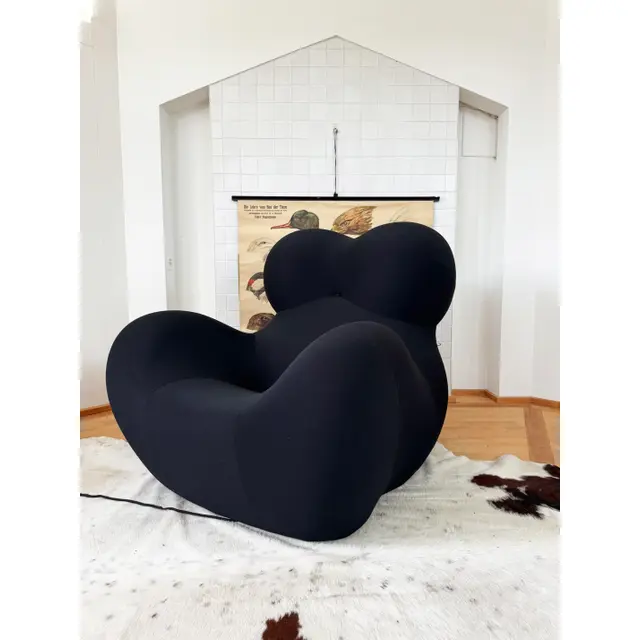 Black Curved Lounge Chair