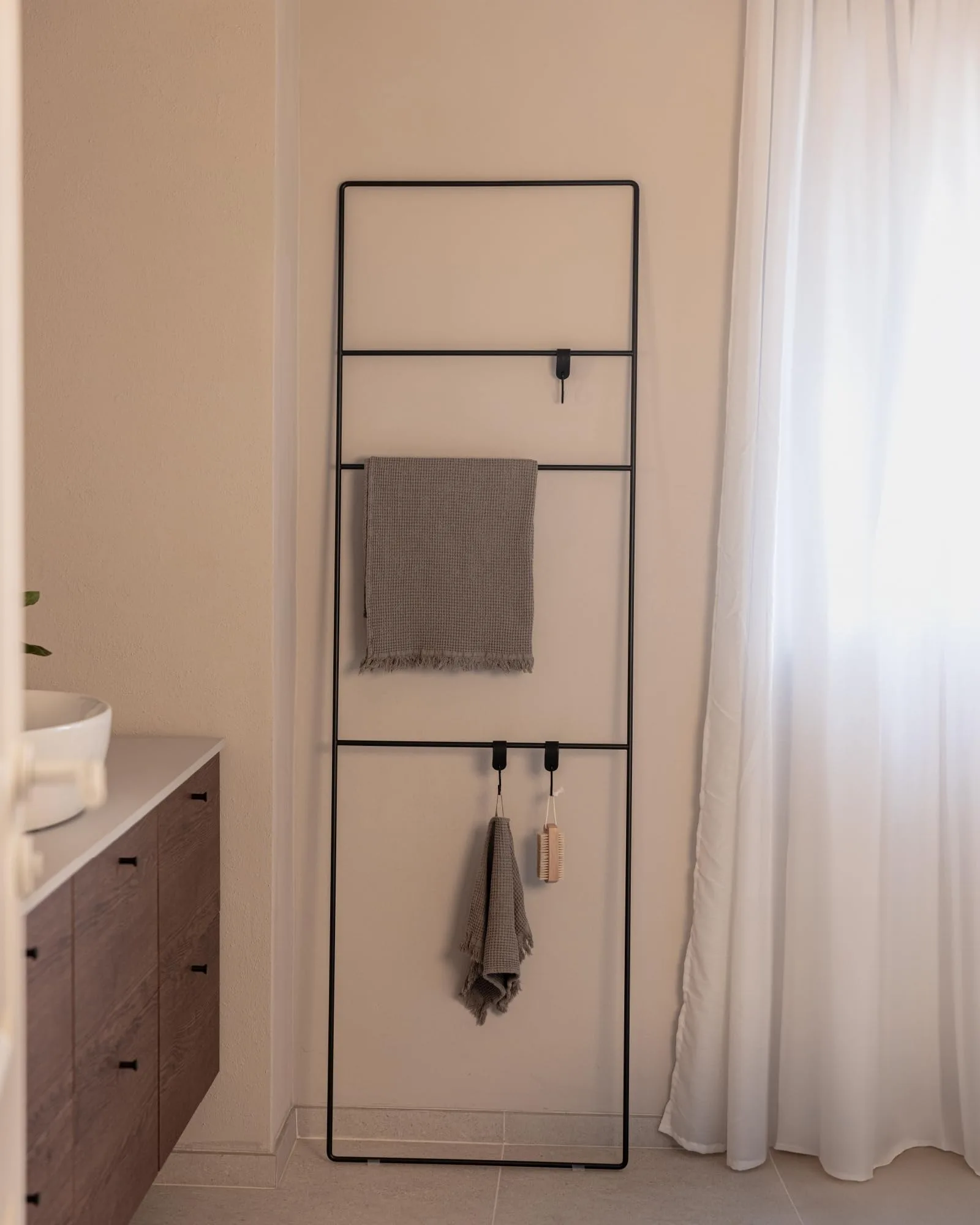 Minimalist Black Metal Blanket Ladder