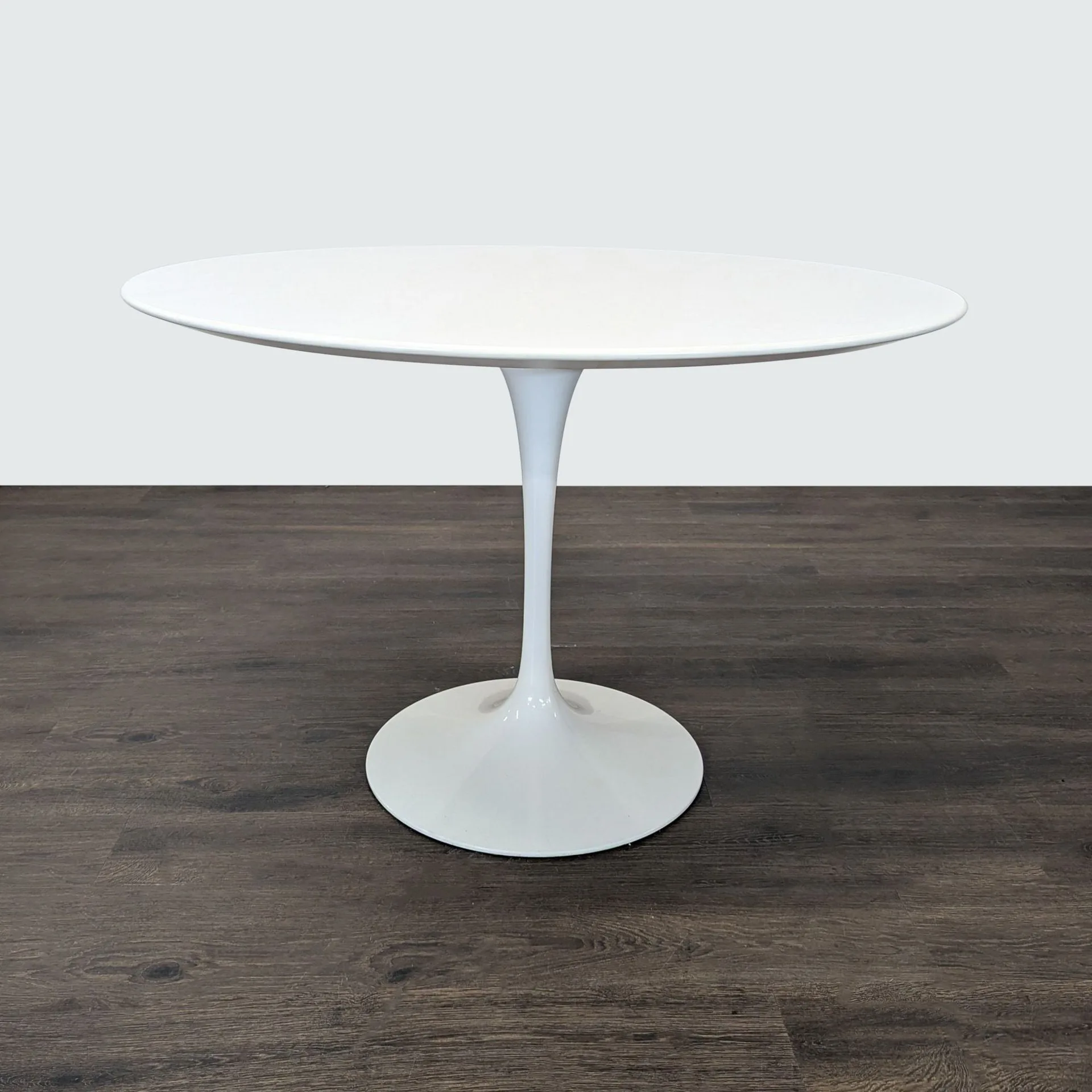 Knoll Saarinen White Round Pedestal Dining Table