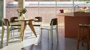 Vitra Guéridon Round Oak Dining Table