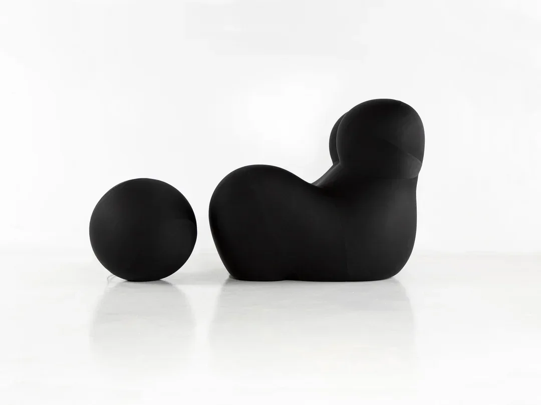 Black Curved Lounge Chair