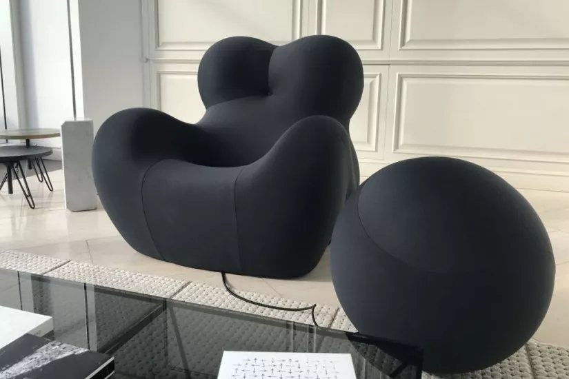 Black Curved Lounge Chair