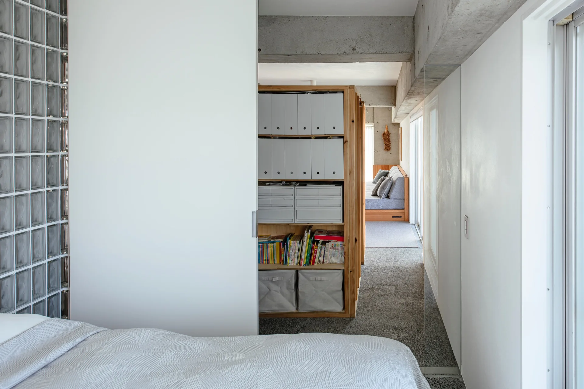 Apartment in Oku, Buttondesign, Interior, Bedroom, Shelving, Windows