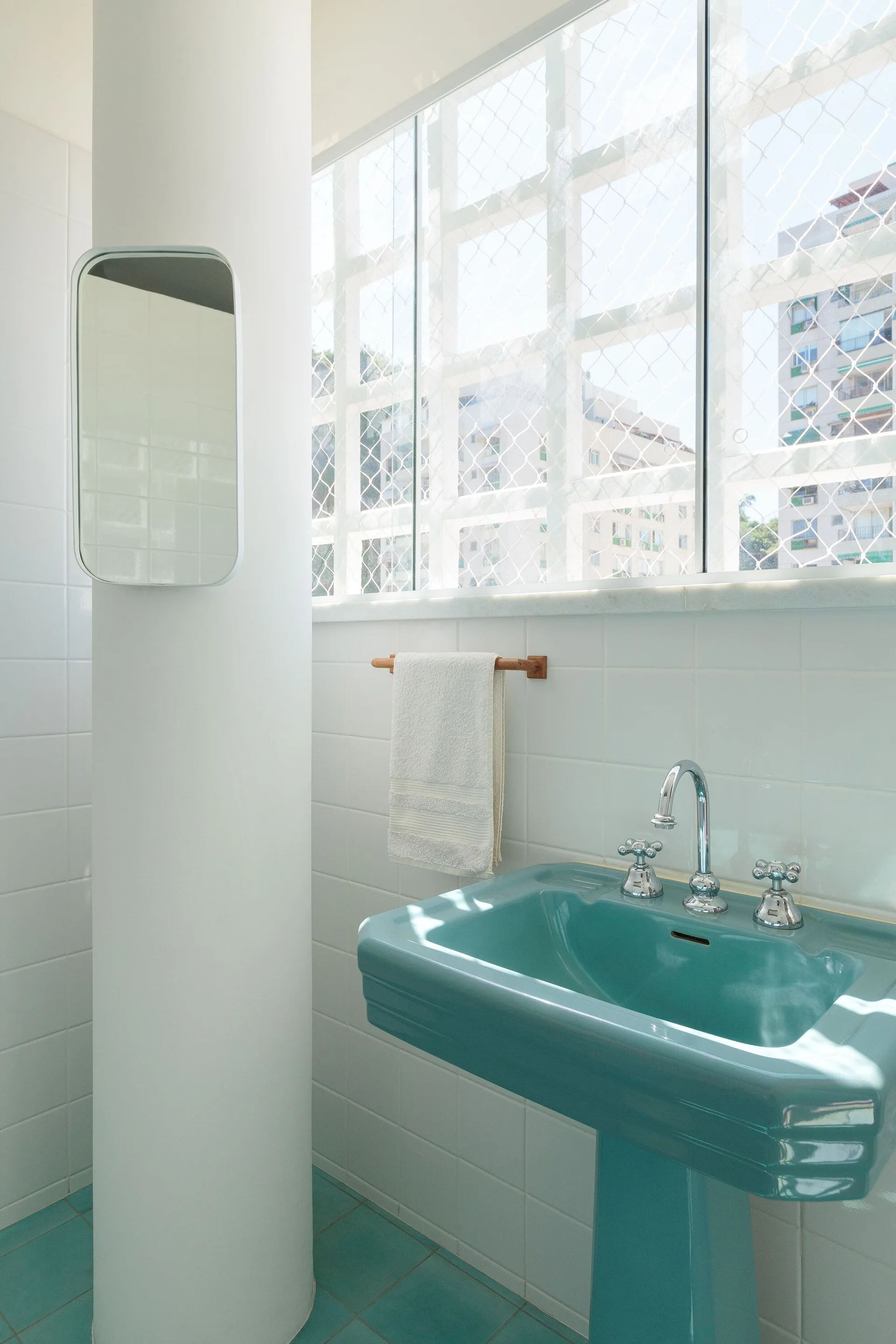Guinle Park Apartment – Caledônia Building, LINHA Arquitetura, Interior, Bathroom, Sink, Windows