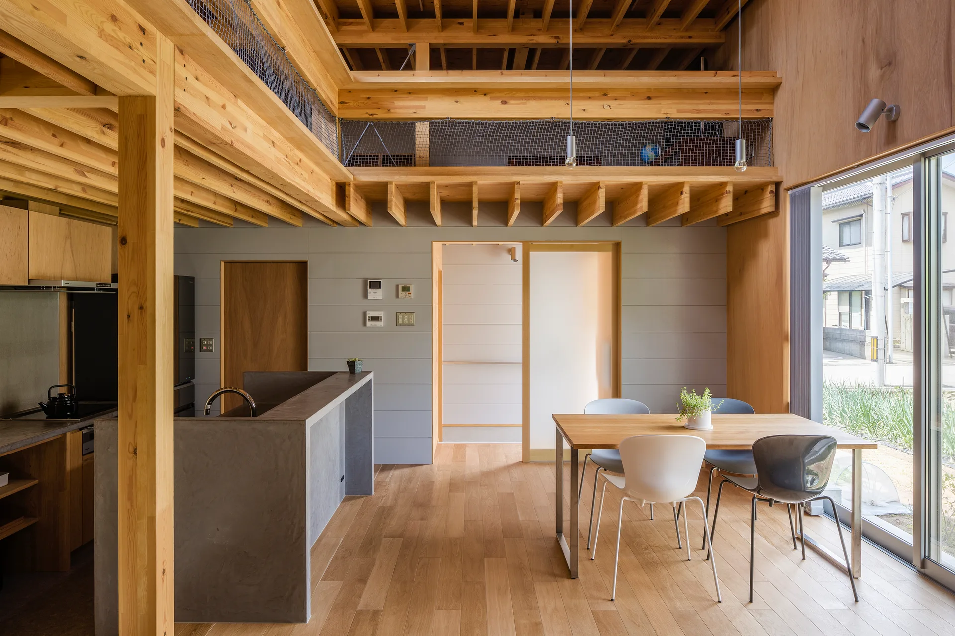 House in Kamiaraya, Kazuto Nishi Architects, Interior, Kitchen, Table, Windows, Chair, Beam