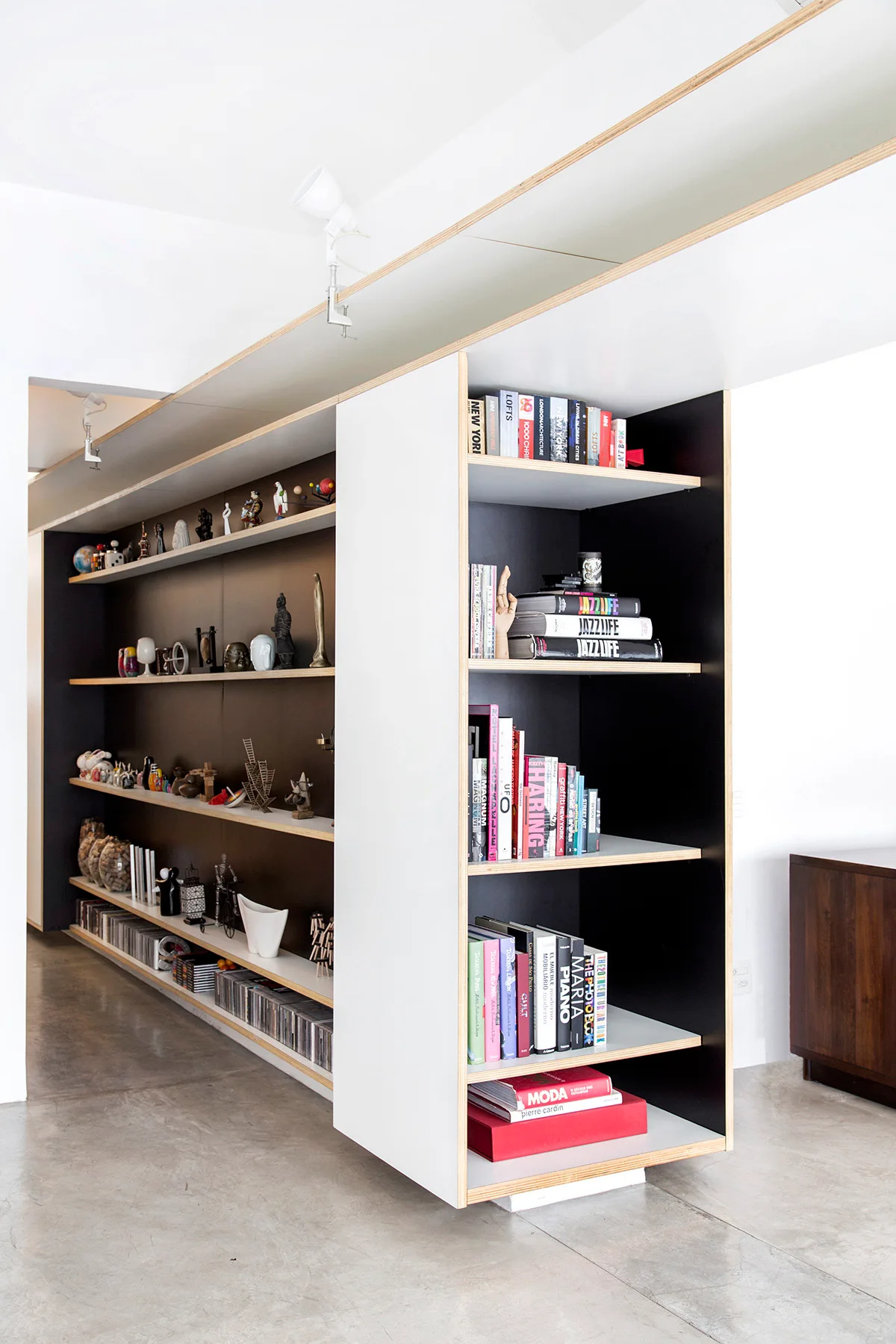Apartment at Paulicéia Building, JPG.ARQ + Giovanni Meirelles, Shelving