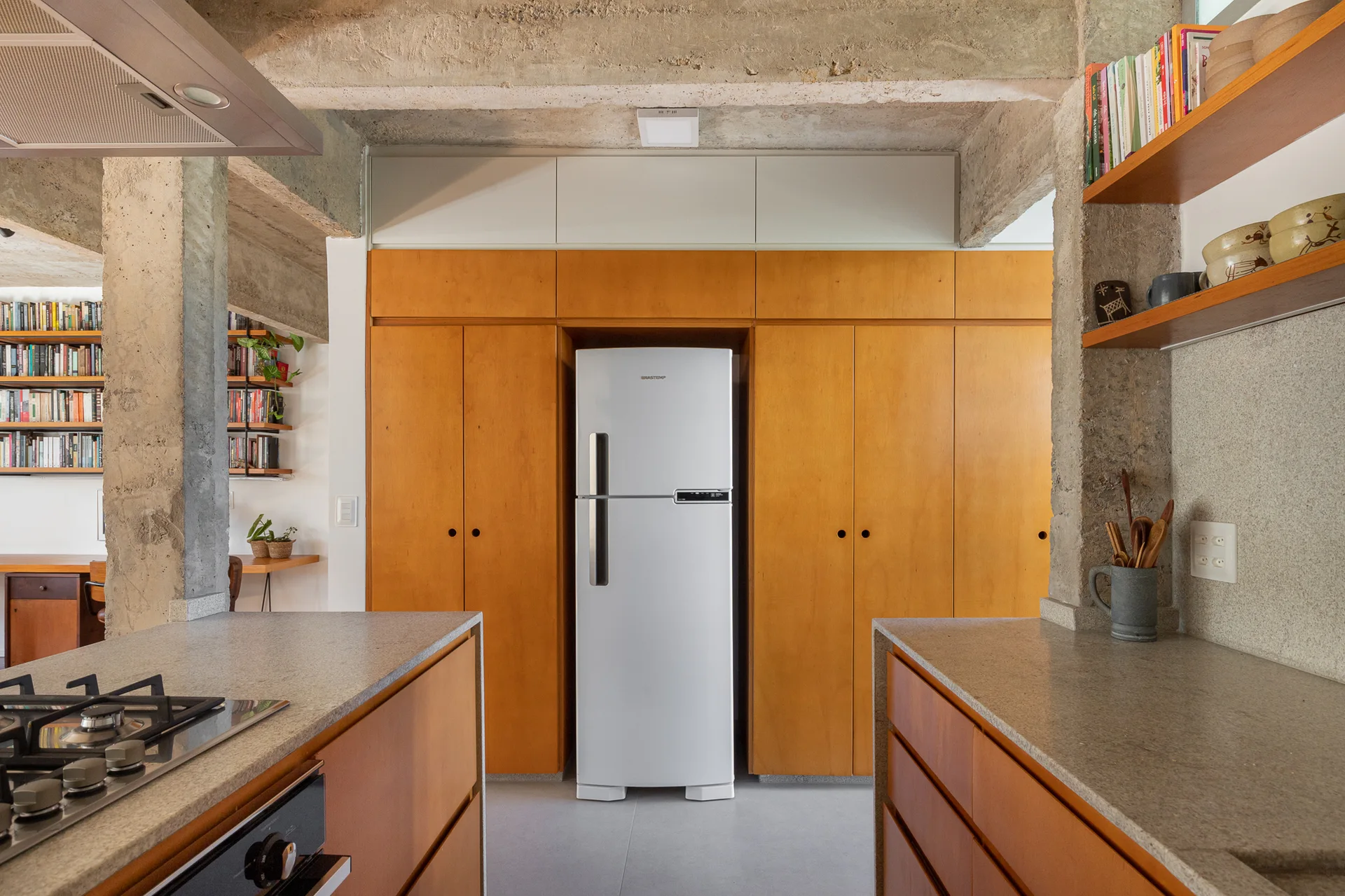 Rosa Apartment, CODA Arquitetura, Interior, Kitchen, Countertop, Door