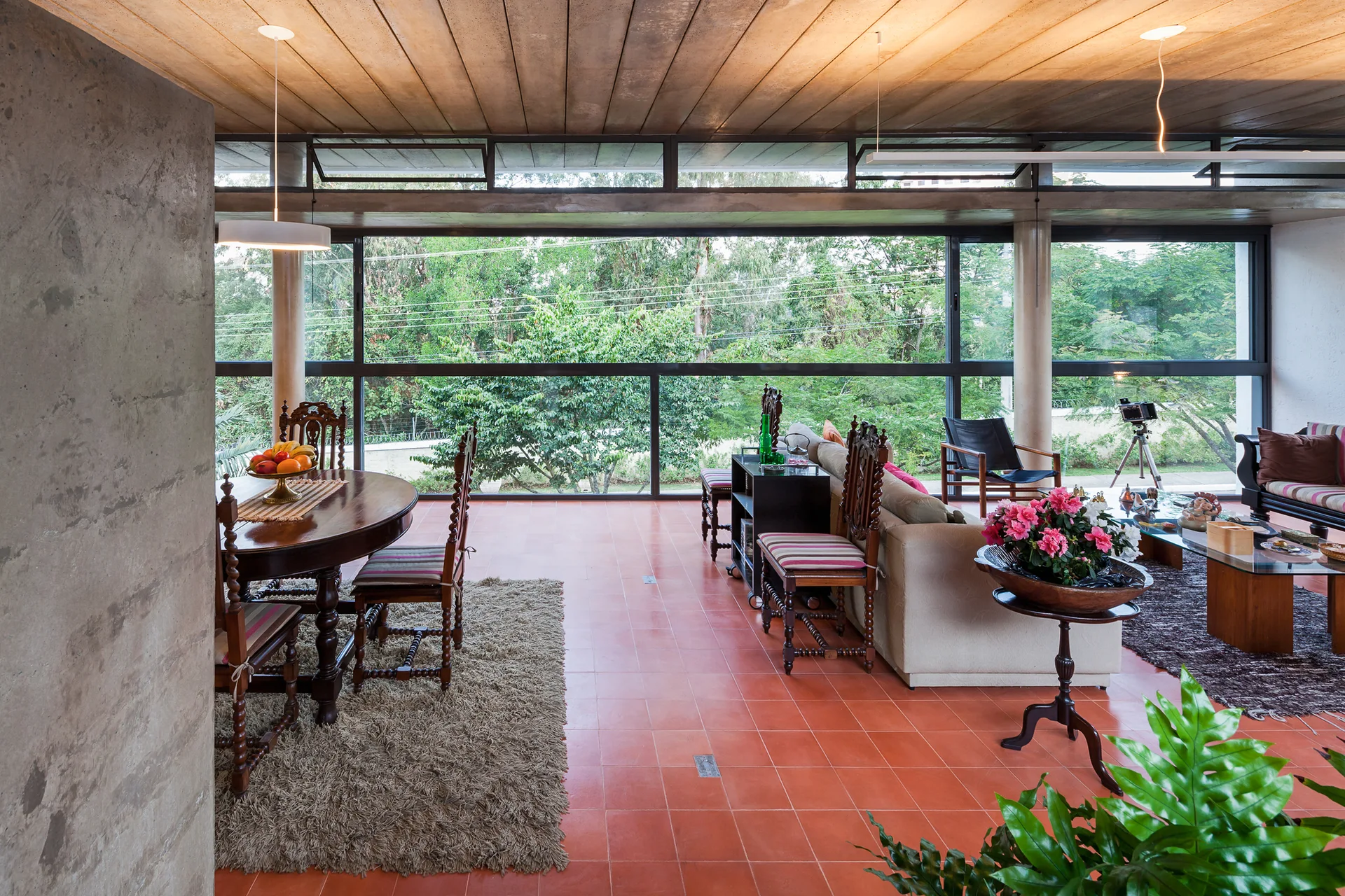 Kovacs House, Pessoa Arquitetos + Base Urbana, Interior, Table, Chair, Windows, Beam