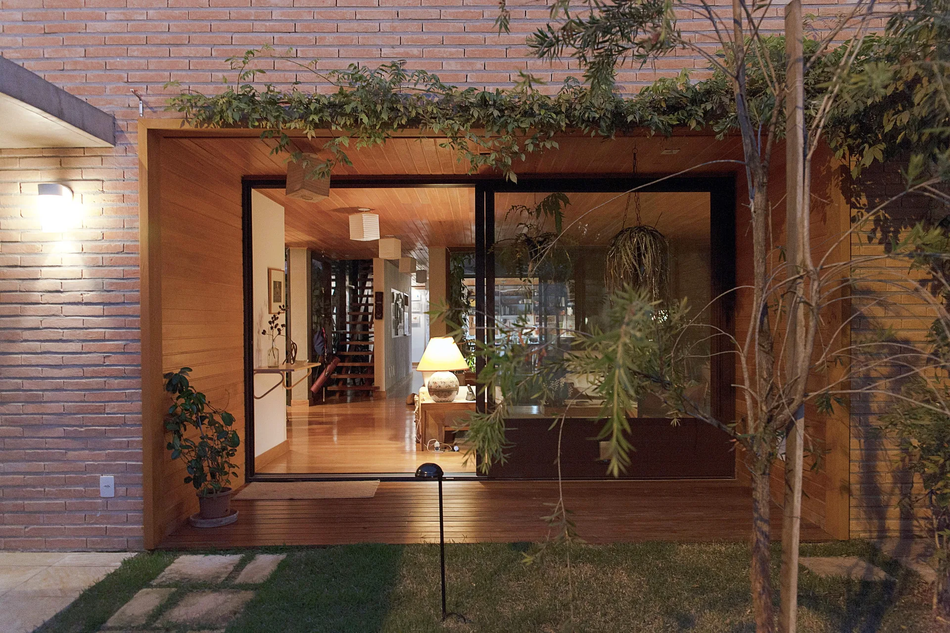 House 10x10, Oficina de Arquitetura, Chair, Door, Windows, Facade, Garden, Courtyard, Patio