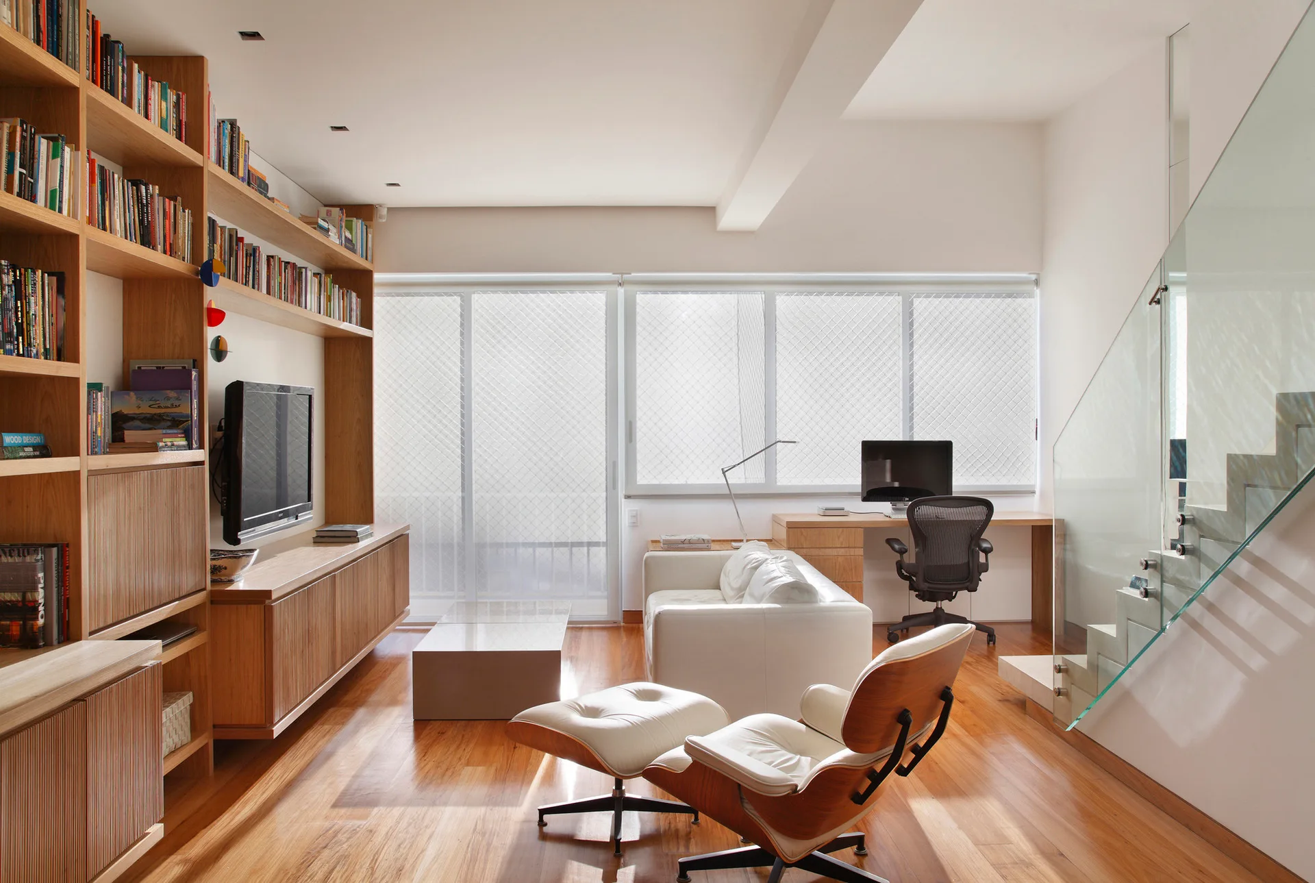 JMF Residence, Ivan Rezende Arquitetura, Shelving, Chair