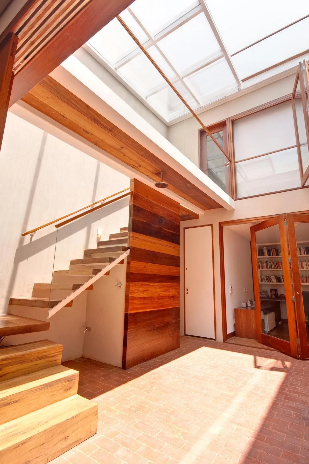 A House of the Artist as a Young Boy, Arquitetura da Vila, Windows, Beam, Handrail