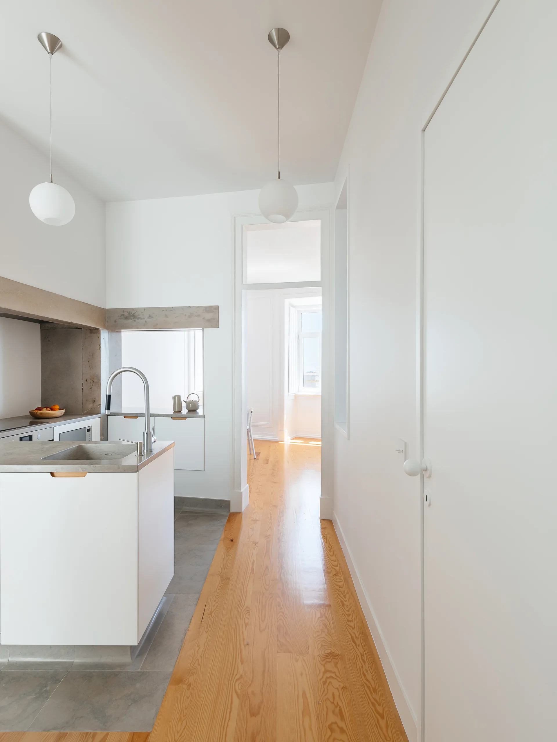 Apartment in Principe Real, Aurora Arquitectos, Interior, Kitchen, Sink, Countertop, Windows