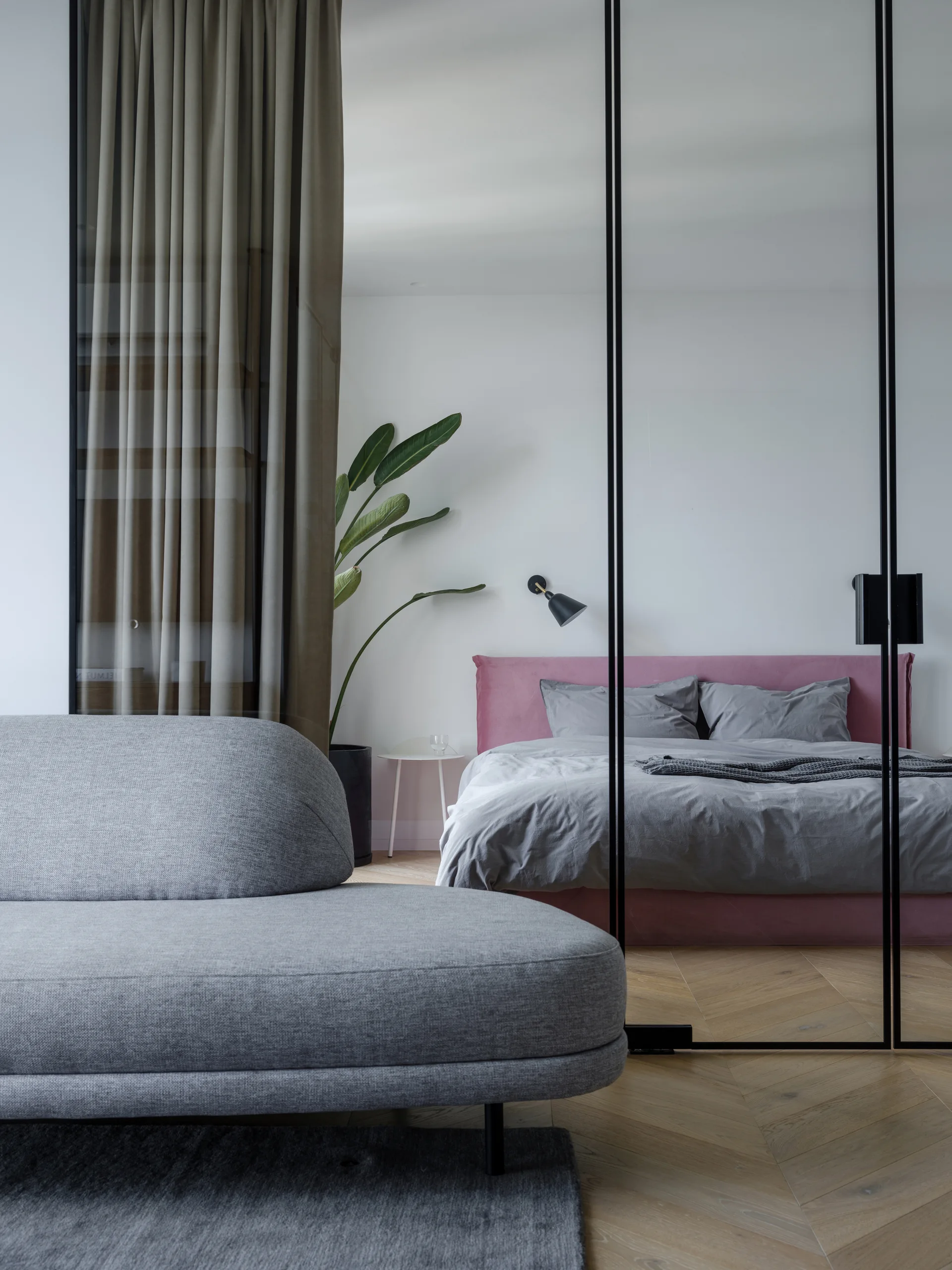 Puce Apartment, Iya Turabelidze studio, Windows, Bedroom