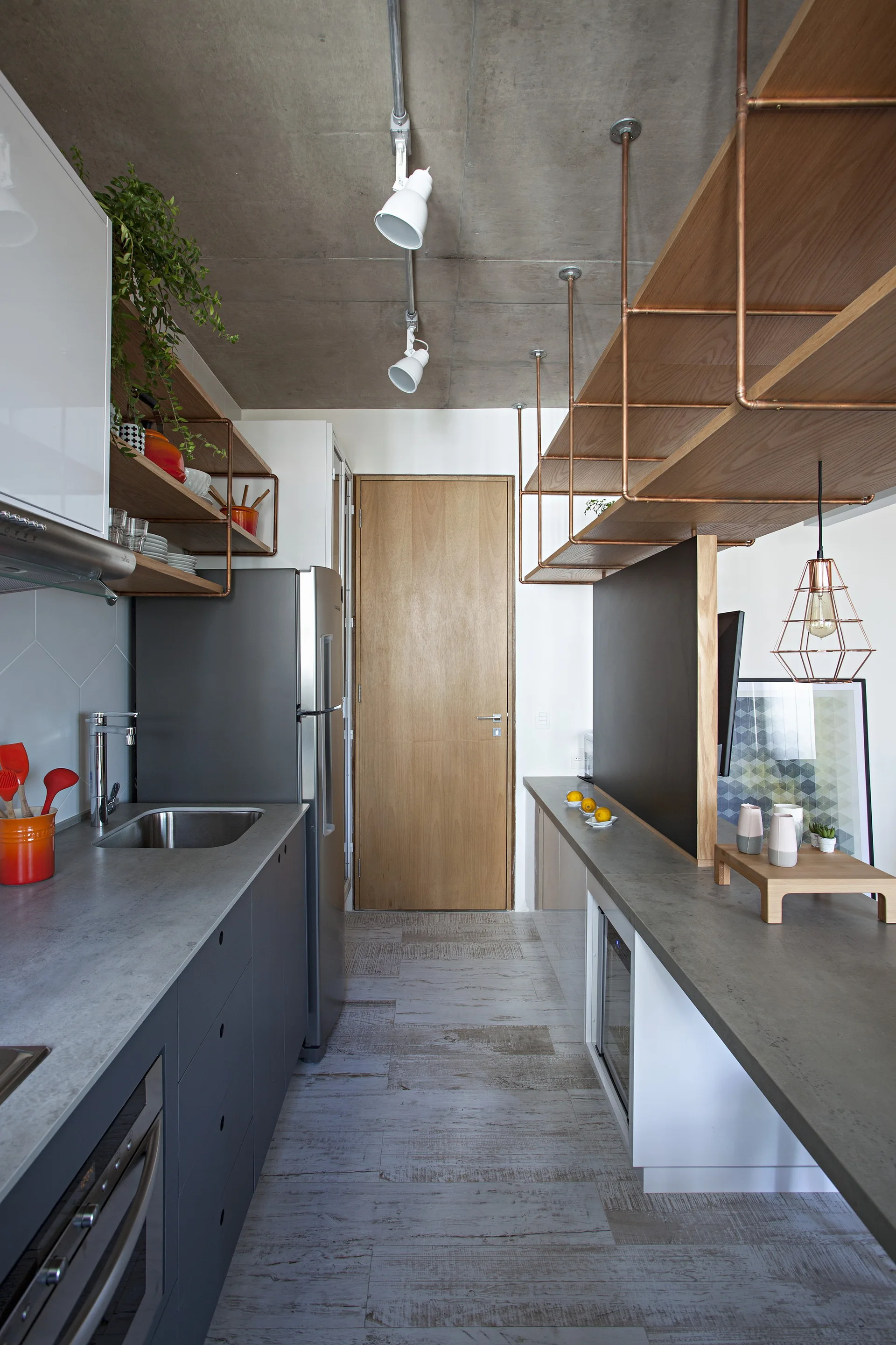 Apartment with Partitions, Casa100 Arquitetura, Countertop, Kitchen, Lighting, Windows, Beam, Sink